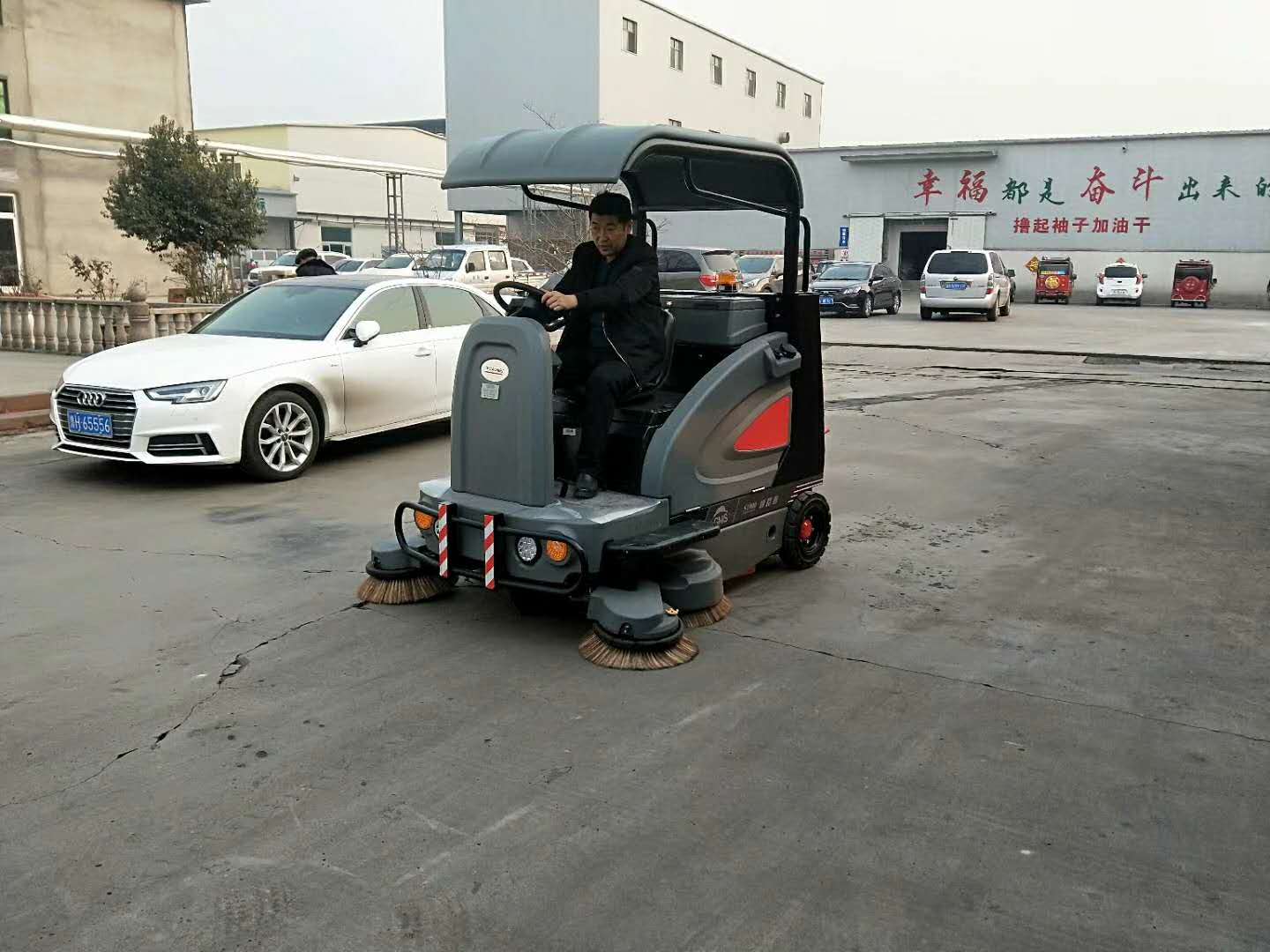 工廠清潔為什么用電動(dòng)掃地車?